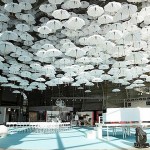 一千把純白雨傘打造室內雲頂藝術空間