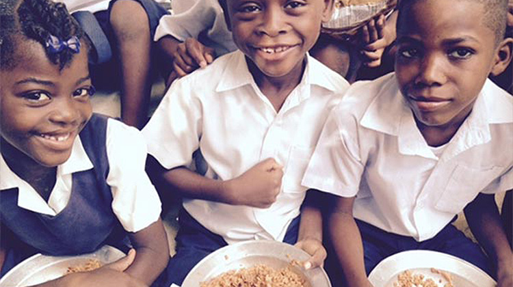 夫婦倆30年來只做「一件事」　海地近千童有了熱騰騰食物