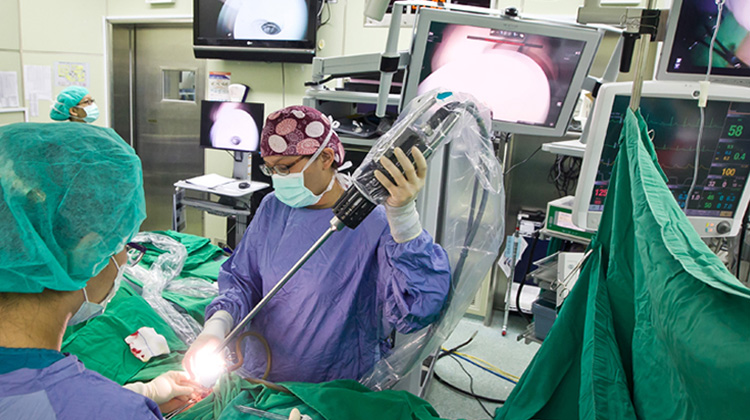手術室現場 藉助機器人操刀　無血手術3天出院 直擊達文西名醫劉偉民　40分鐘摘除子宮