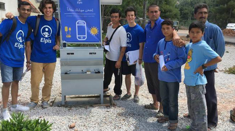「難民營中的聯繫之島」：這座太陽能手機充電站，每日可免費供電240人
