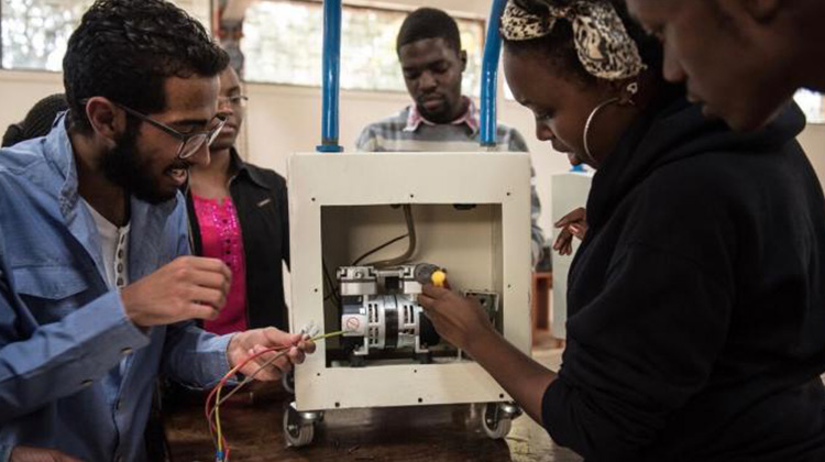 肯亞大學生化身Maker，和護士聯手「自造」醫療設備 拯救無數孕婦與嬰兒的生命