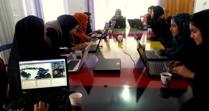 阿富汗第一所「女子程式」學校：這群學生從沒看過鍵盤 現在要用程式改寫中東女性的未來！