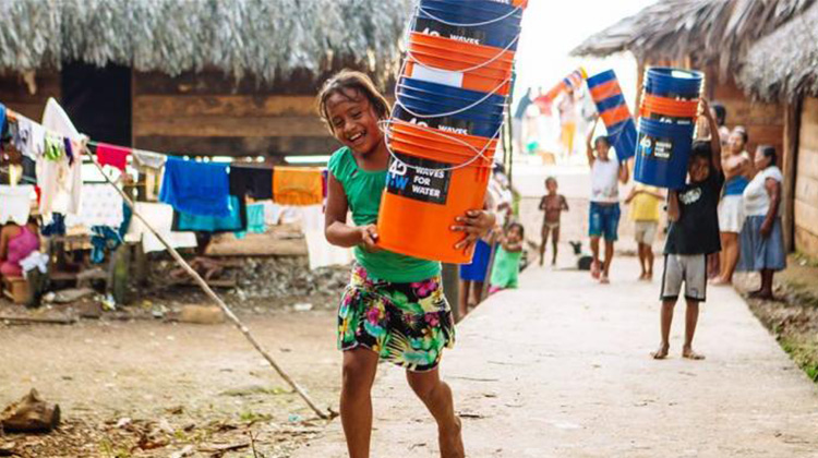 昔日衝浪選手投身改善水質 召集背包客運送濾水器幫助百萬人