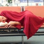 班機誤點，只能躺在機場的長椅？這家英國公司在機場蓋「膠囊旅館」，發展出「睡多少算多少」的計費模式