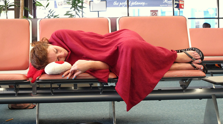 班機誤點，只能躺在機場的長椅？這家英國公司在機場蓋「膠囊旅館」，發展出「睡多少算多少」的計費模式