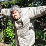 玩自拍玩到開攝影個展的 89 歲日本阿嬤，老了的你更該懂得盡情玩樂