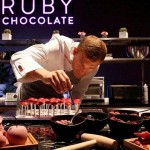 「黑白」巧克力太遜了！知名巧克力廠商推出「紅寶石」巧克力，陪我們度過更「夢幻」的情人節