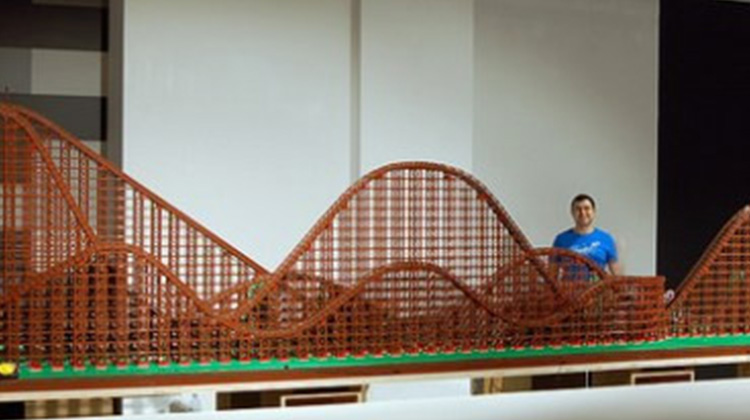 九萬顆樂高積木打造的雲霄飛車