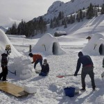 非洲難民協助打造滑雪新景點 義大利冰屋村拉近當地人與新移民的心