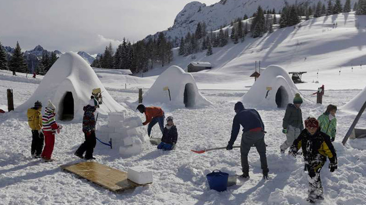 非洲難民協助打造滑雪新景點 義大利冰屋村拉近當地人與新移民的心