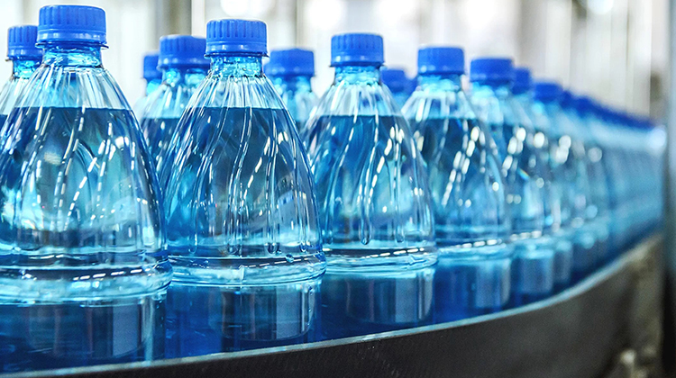 是否需要當心瓶裝水中的塑料微粒嗎？
