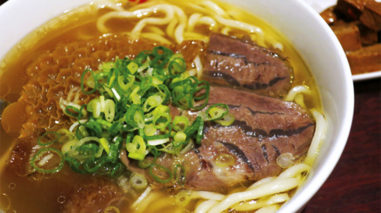 台灣最強8家牛肉麵清單！米其林評審員一致狂推肯定，平價版的五顆星美味全在這裡
