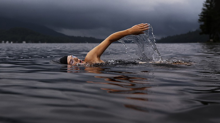 冷水游泳有助於治療憂鬱症嗎?