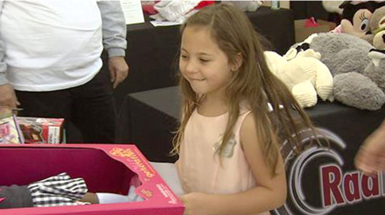 加州大火災民挺身而出　失去家園的小女孩募集玩具　大人預備感恩節千人宴