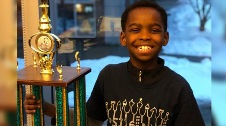 八歲小難民成紐約州象棋冠軍 獲善款助其餘移民