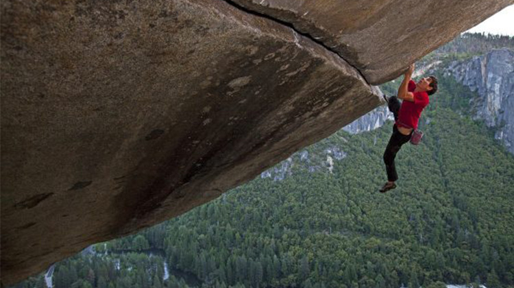 【徒手獨攀世界第一人】《赤手登峰》：「每個人都可能在任何一天死去，就更不願意安於人生。」