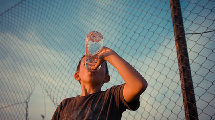 多喝水幫助孩子免於過胖侵襲