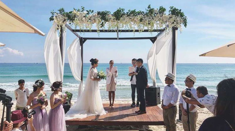 為何有那麼多新人不遠千里、跑到遙遠海島舉辦婚禮？帶你一窺海島婚禮的神奇魅力
