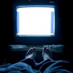 晚上睡覺時開著電視，可能會讓你體重增加