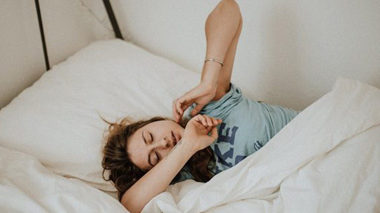 【翻來覆去睡不著？】研究：不同「睡衣材質」會影響入睡時間，最適睡眠室溫是 18 度