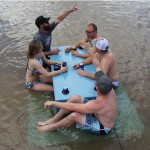人在水中央也要野餐的漂浮餐桌