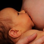 母乳媽媽的痛！親餵時寶寶咬乳頭的原因和如何改善