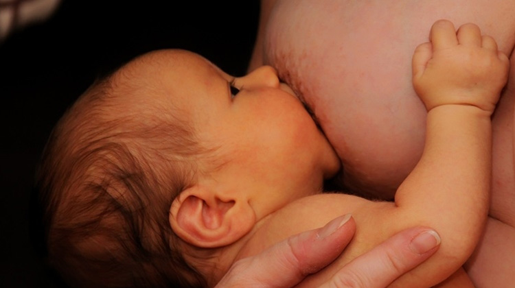 母乳媽媽的痛！親餵時寶寶咬乳頭的原因和如何改善