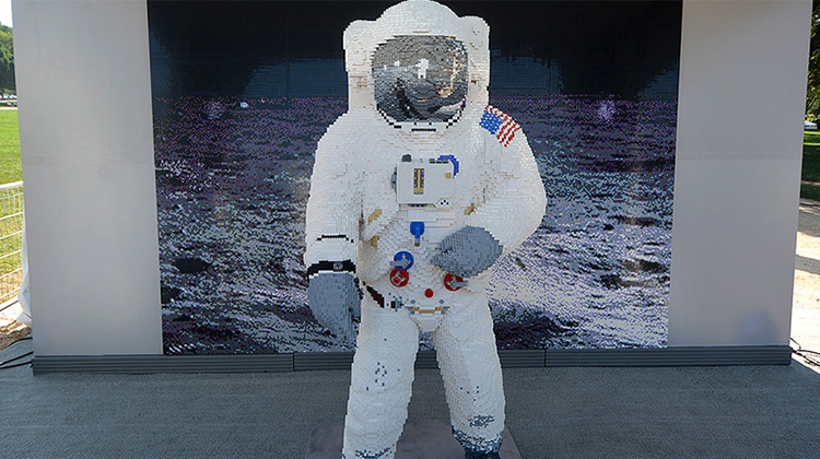 以四萬多顆樂高紀念阿波羅11號登陸月球50週年