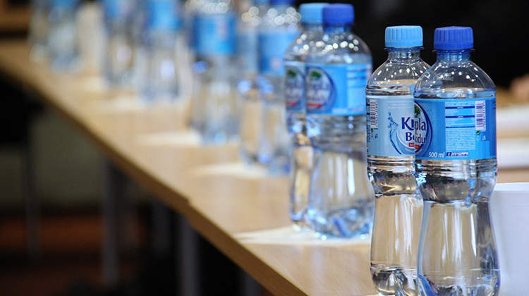 舊金山機場不再供應一次性塑膠瓶裝水