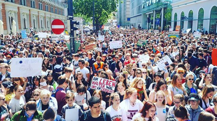 冰島辦「冰川葬禮」、歐洲百萬青年上街頭　籲立即採取抗全球暖化行動