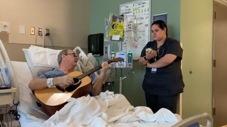「簡直美極了！」罹癌音樂家在醫院病床與他的護理師彈唱〈平安夜〉