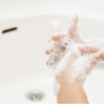 非常時期勤洗手沒錯！但記得保持乾燥及擦護手霜，以免皮膚病上手