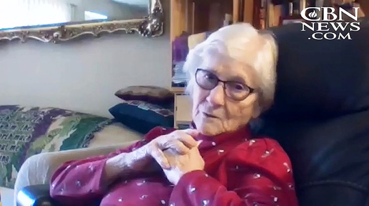 90歲新冠肺炎患者19天後得醫治　伍德老奶奶：我不孤單，因為祂與我同在