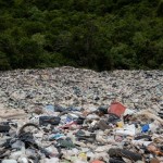 每年海洋數十萬噸塑膠微粒被海風吹上岸