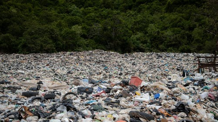 每年海洋數十萬噸塑膠微粒被海風吹上岸