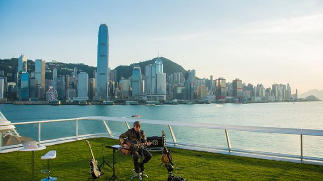 兩代香港巨星於香港海港城「海運觀點」分別舉辦兩場免費網上演唱會
