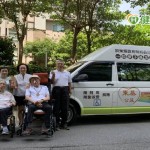 壽星生日藏驚喜　兄弟姐妹合作捐社福團體復康巴士