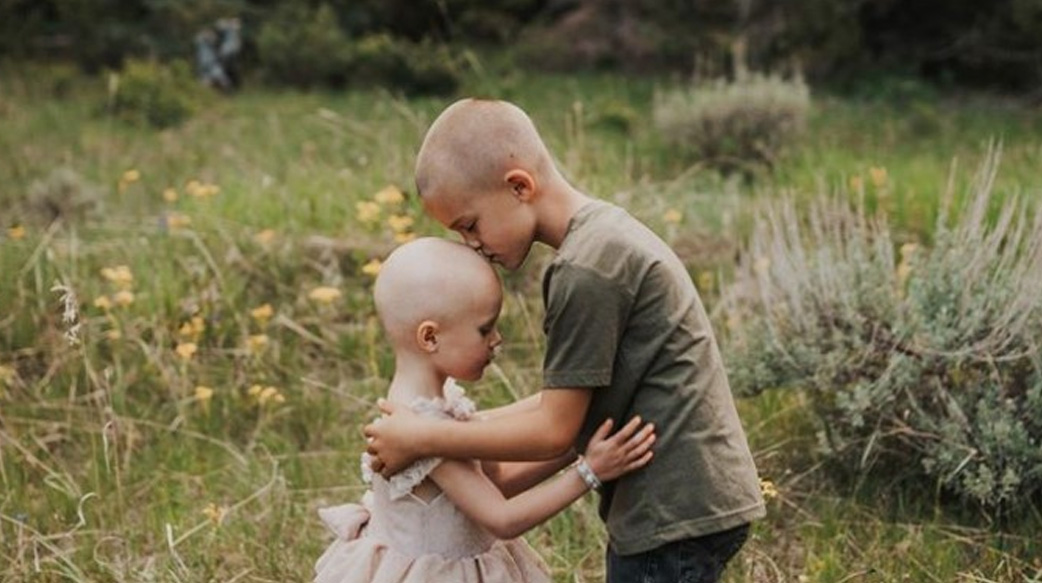 「妹妹，你不孤單！」哥哥剃光頭陪伴三歲癌症妹妹化療 手足之情感動萬人留言代禱