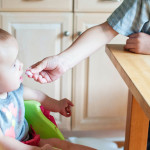 何時應該開始給寶寶吃固體食物？