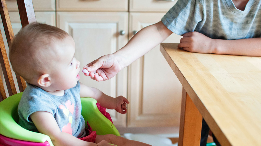 何時應該開始給寶寶吃固體食物？