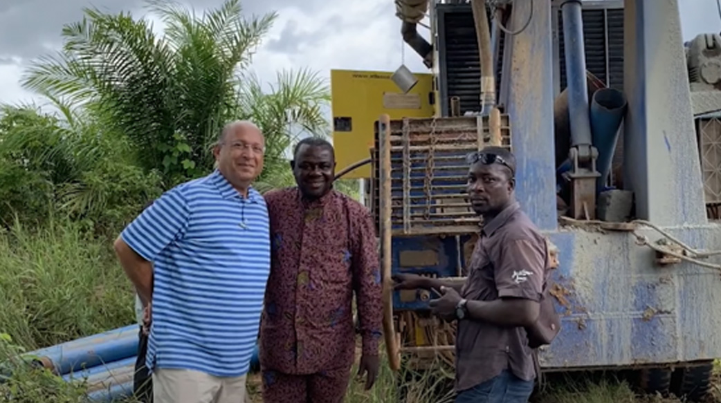 美國大教會牧師接受神奇呼召 遠赴非洲挖水井拯救村莊