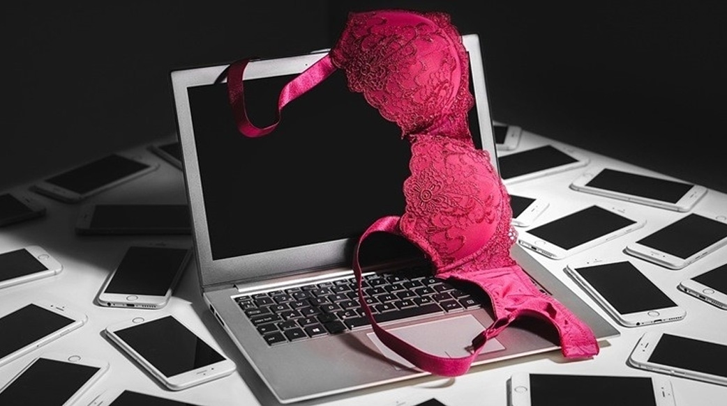人妻逛色情網站看到自家性愛畫面，疑家中攝影機流出