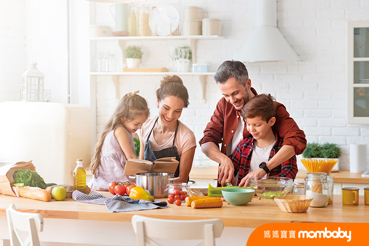 Happy,Family,Cooking,Together,On,Kitchen.,Mother,And,Daughter,Reading
