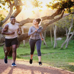 健身是要自己練還是找同伴一起練比較好？