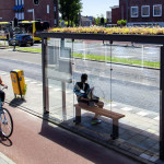 天氣好熱怎麼辦？荷蘭在公車候車亭上種多肉植物，蓋「垂直森林」替城市降溫