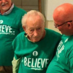 妻子為丈夫禱告67年，見證他93歲受洗！激勵見證鼓舞全教會