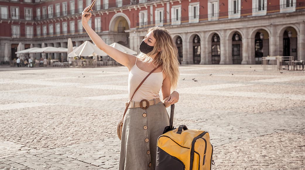旅遊 旅遊 保護的 臉 面膜 快樂 女人 遊客 外科 空的 方 城市 馬德里 健康 危機 有趣 歐洲 女 節假日 西班牙 生活方式 假期 女 高加索 假期 美麗 目的地 背景 歐洲的 年輕 城市的 戶外 冒充 手提箱 旅客 旅 英語 美國人 社交媒體