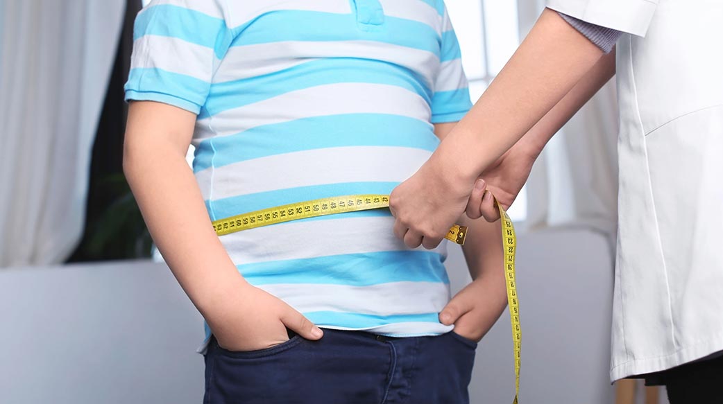 背景 肚 體 男孩 關懷 孩子 童年 豐滿的 診所 特寫 控制 飲食 醫生 脂肪 肥胖 脂肪 發展 手 手 健康 醫院 在室內 孩子 生活方式 測量 醫 癡肥 肥胖 超重 人 問題 專業的 形狀 大小 膠帶 二 不良 腰 重量 年輕