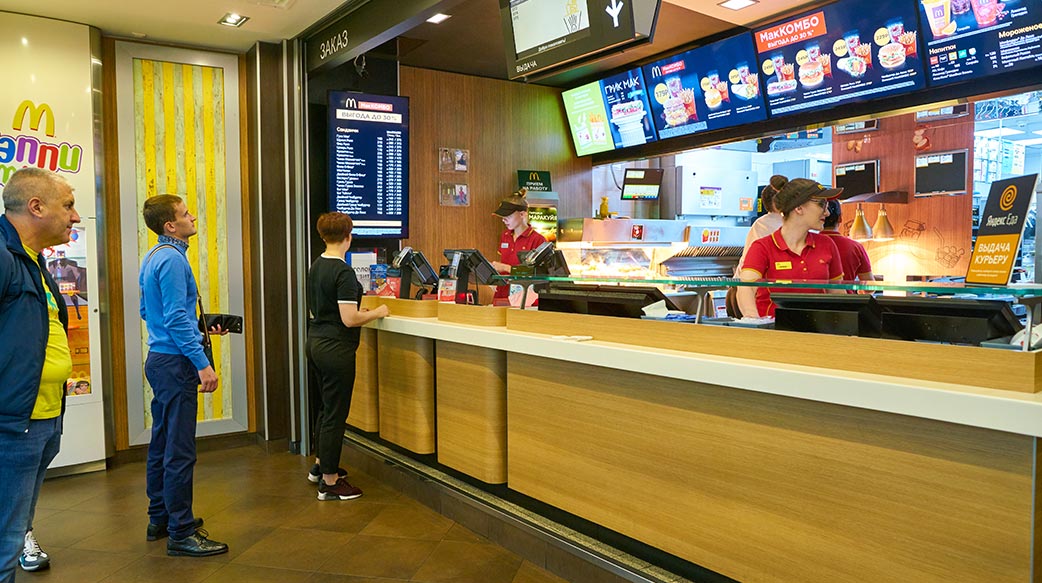 漢堡 咖啡館 自助餐館 顏色 顏色 商業 廣告 社論 快 快餐 食物 漢堡 現代 地方 餐廳 店 店 城市的 莫斯科 俄國 辦公桌 服務 計數器