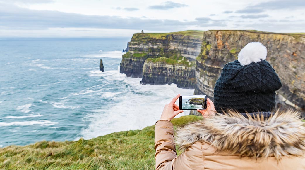 大西洋 引力 美麗 美女 懸崖 懸崖 陰天 濱 海岸線 歐洲 著名 草 地平線 愛爾蘭 愛爾蘭的 里程碑 景觀 移動 山 自然 性質 海洋 戶外 全景 電話 攝影師 流行 岩石 風景 海 海景 岸 海岸線 天空 智能手機 陡 石 旅遊 遊客 旅遊 視圖 水 天氣 西 女人 年輕